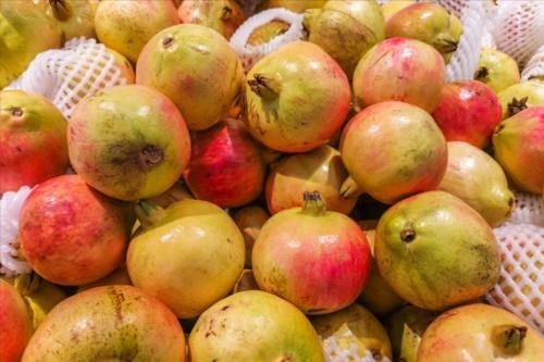 成熟度|秋天吃石榴好处多,买石榴别专挑大的,牢记3个要点,鲜甜又多汁