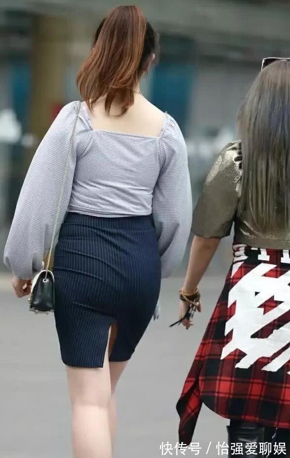 半身裙 黑色半身裙搭配大V领上衣,好看又迷人,穿上就是阳光女孩