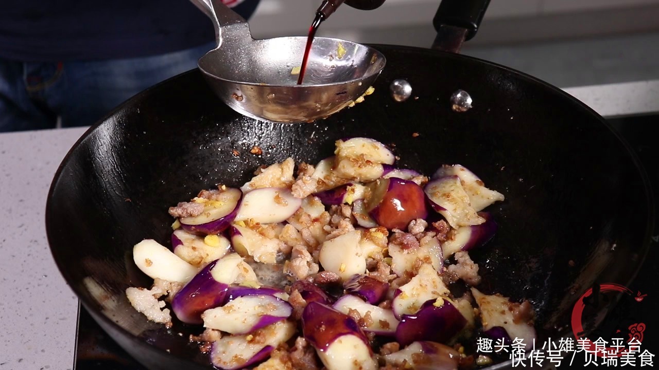 家常菜|烧茄子直接下锅炒是“大忌”难怪茄子费油!多一步,少油好吃