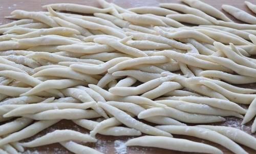 比肉还好吃的土豆面，挤成小鱼炒着吃，既是主食也是菜