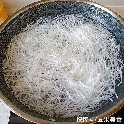 萝卜粉丝包子这样做,手残党也能当大厨