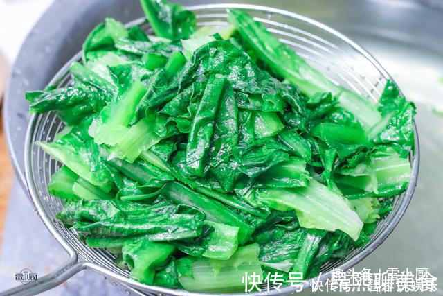 油麦菜|很多人不认识这种蔬菜,每天炒一盘,肠道通畅了,胖人越吃越瘦