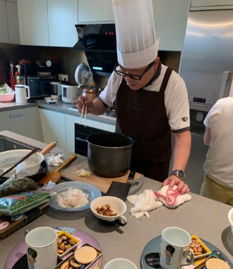 周立波|周立波晒出美国的豪宅，如今生活已经全盘西化了，每顿都会吃西餐