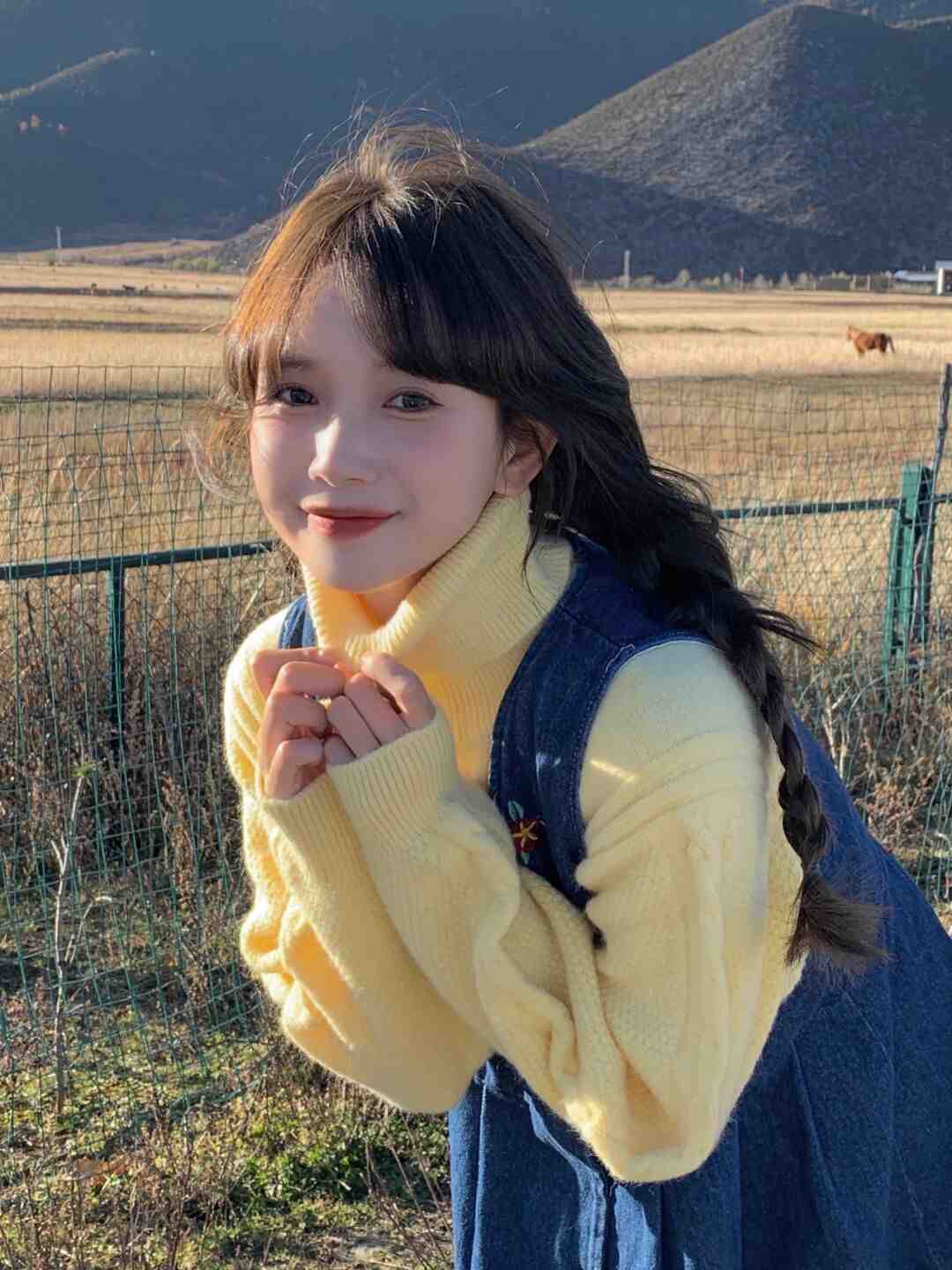 小姐姐|还在纠结冬天穿什么?套头毛衣搭配连衣裙,让你俏皮清新又自信