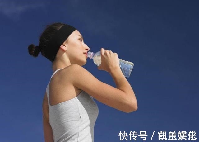 喝水|白开水是免费“长寿药”,但喝的时间也有讲究,早知早受益