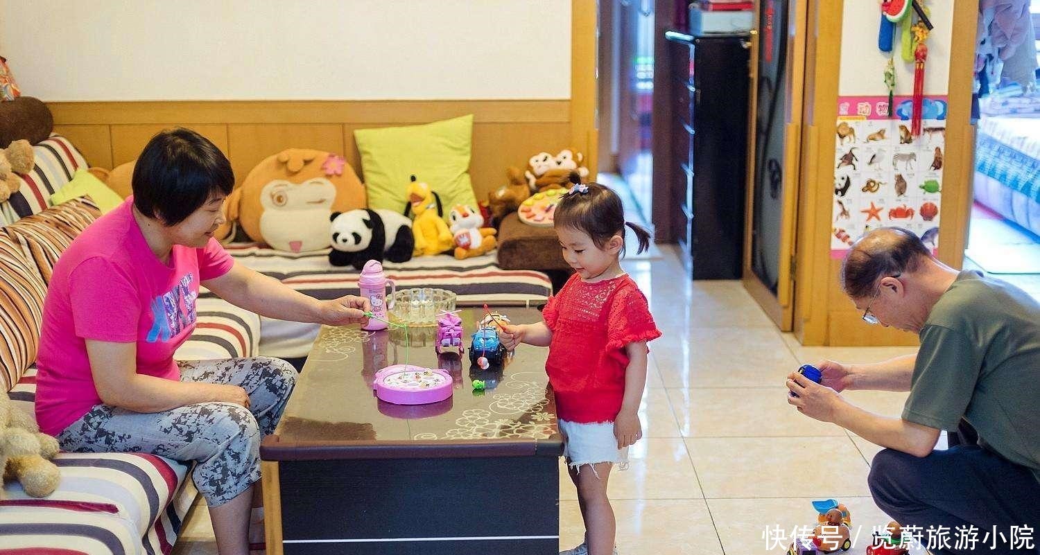 宝妈|外婆跳舞带上外孙,2岁萌娃舞姿娴熟,成为广场舞C位