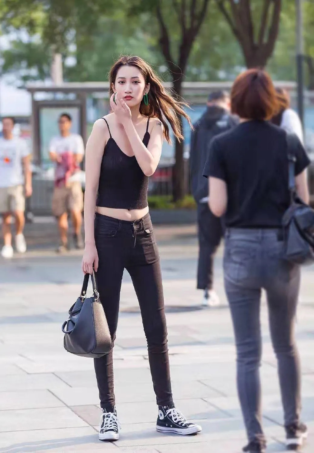 出街这样穿最亮眼,吊带背心+高腰小脚裤,简单随性又显青春活力