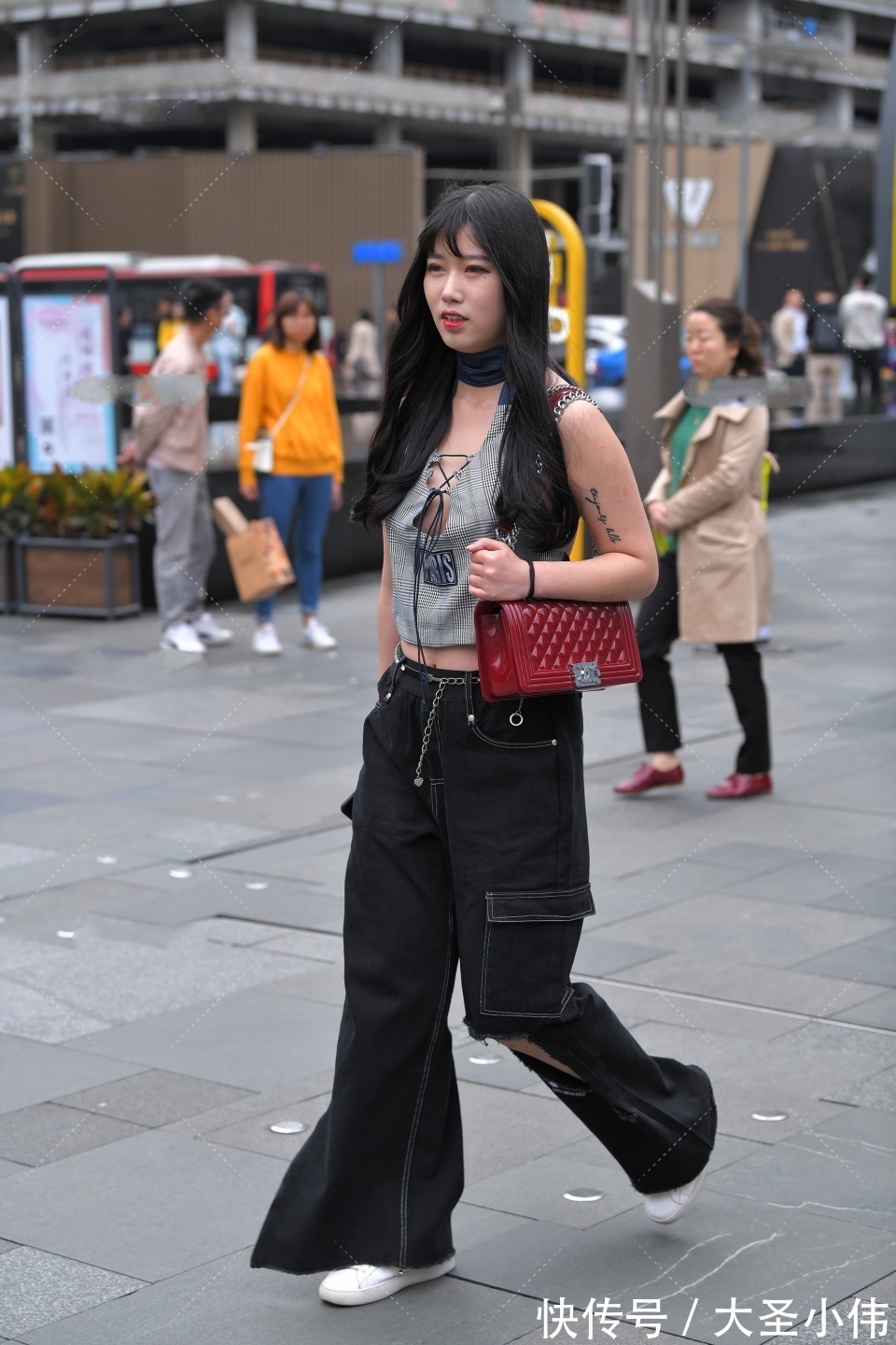 姑娘们|美女街拍：时髦抢镜的穿搭，展现出该有的活力与叛逆，这位美女今年有18岁吗