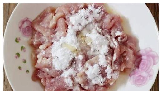 它是地道东北名菜，色泽金黄，口味酸甜，用来宴客很有面子！