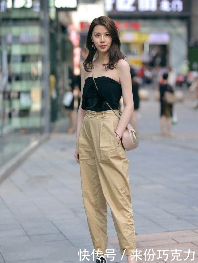 随意|街拍:美丽大方性感的妹子,身姿丰腴简约随意很百搭!