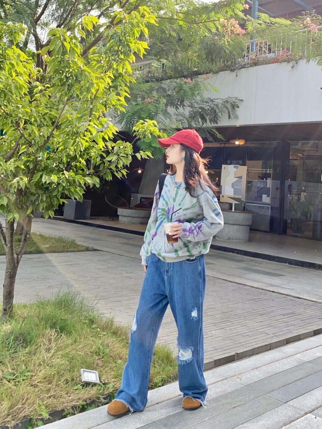 碎花裙 不费力穿搭指南,卫衣搭配牛仔阔腿裤简约洋气,少女感扑面而来