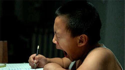 睡眠时间|双胞胎一个跟爸妈住一个跟奶奶,两年后身高差异明显,原因简单