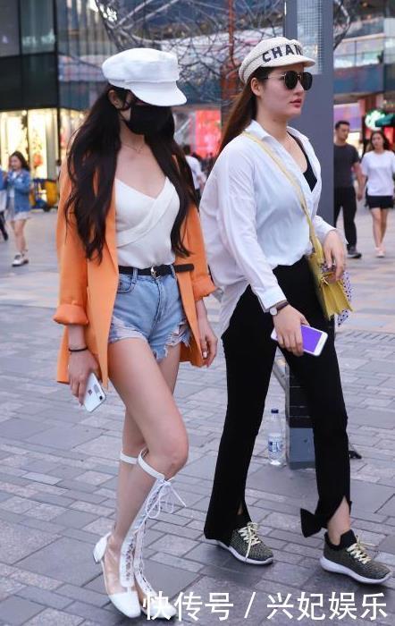 街拍出水芙蓉的美女,一件卡其色的连衣裙,时尚靓丽气息迷人