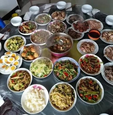 实拍15个普通家庭的年夜饭，比比谁家的年味最浓