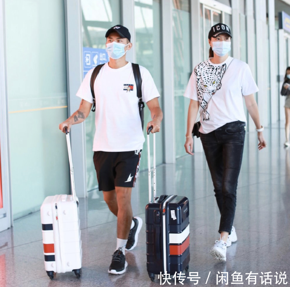 机场|谢杏芳和林丹走机场,1米78硬把基础款穿时髦,一双大长腿太瞩目