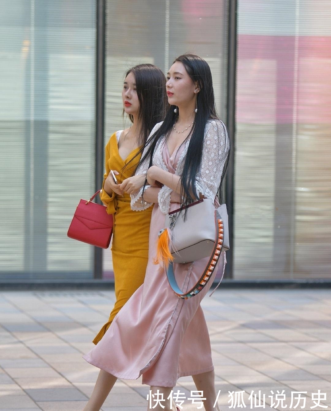 姐妹花|时尚姐妹花,每个动作都是同步的