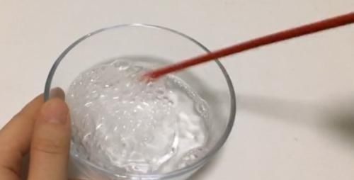 纱窗脏了不用拆洗，只需喷一喷，污垢哗哗往下掉，立马洁净如新