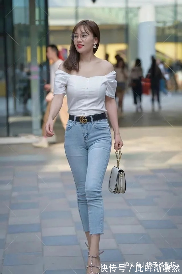 一字肩 一字肩上衣搭配牛仔裤,凸显迷人气质,精致端庄还显瘦