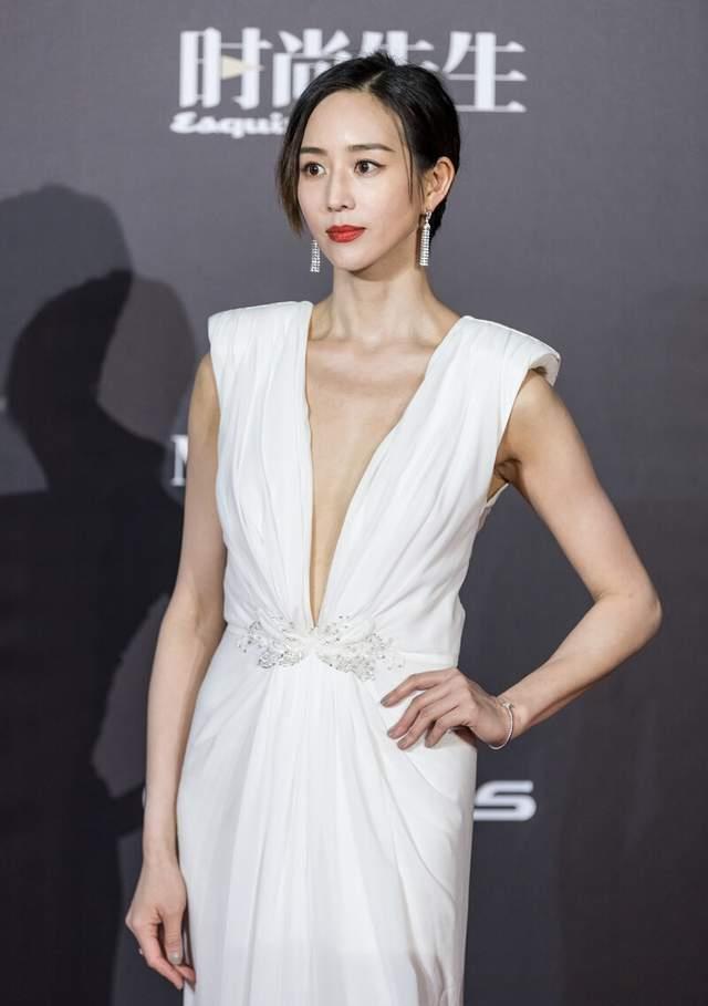 深v|张钧甯衣品太高级, 穿黑色深V礼服气质冷艳, 窈窕身材更迷人