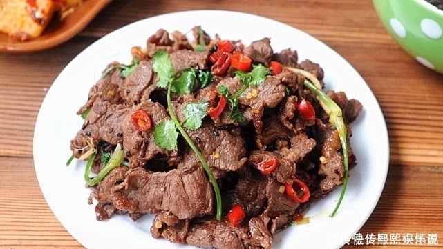 炒牛肉时，加料酒是大错特错加点“它”，鲜嫩水灵，还不粘锅
