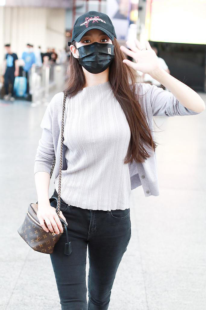 高挑|吉娜又美出新高度,灰色针织衫配修身长裤高挑利落,腰细得像P的