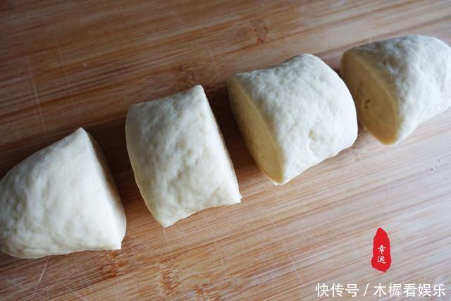 好吃|比面包好吃的烤饼出炉了,奶香浓郁色泽金黄,让人好有食欲