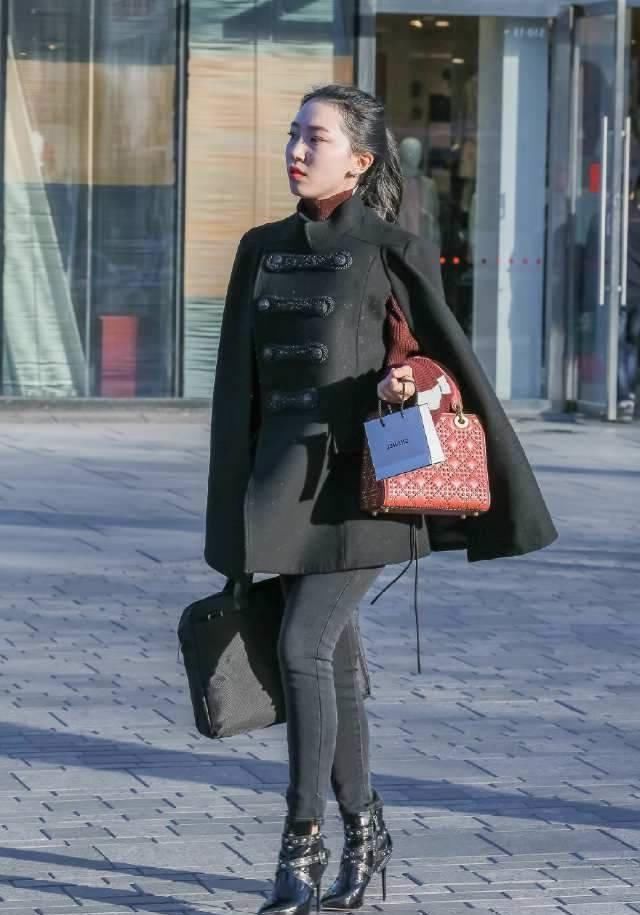 路人街拍，小姐姐简单的白T恤搭配灰色的百褶短裙，看着腿真细