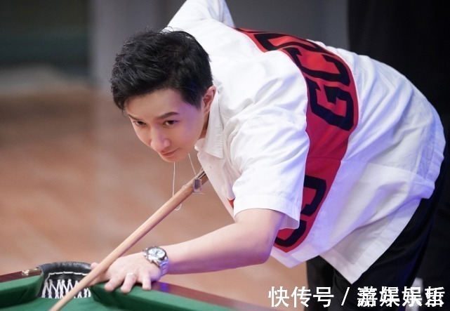 《这就是街舞》最新队长海报,其他人都斜着站,韩庚却要搞特殊