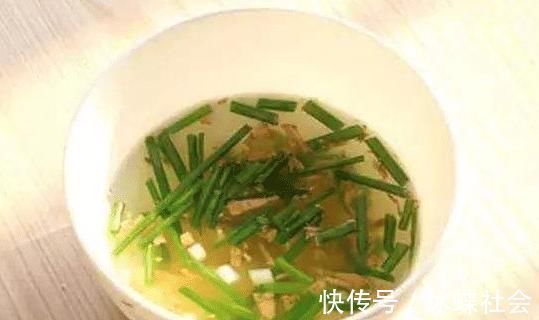 调肉馅时,有人放香油,有人放熟油,都不对,学会正确做法,喷香