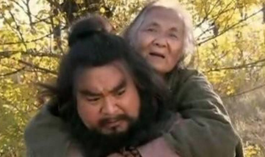 说起|李逵接老母上山,母亲被大虫吃掉,为何他说起这件事大家都在笑?