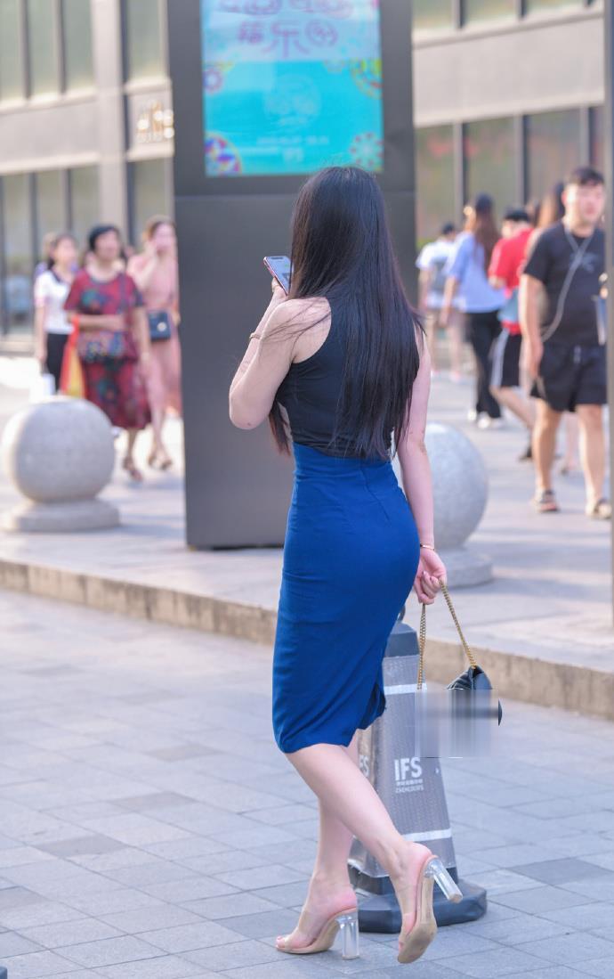 裙子|姑娘衣服没有袖子, 出门就不怕晒黑吗?