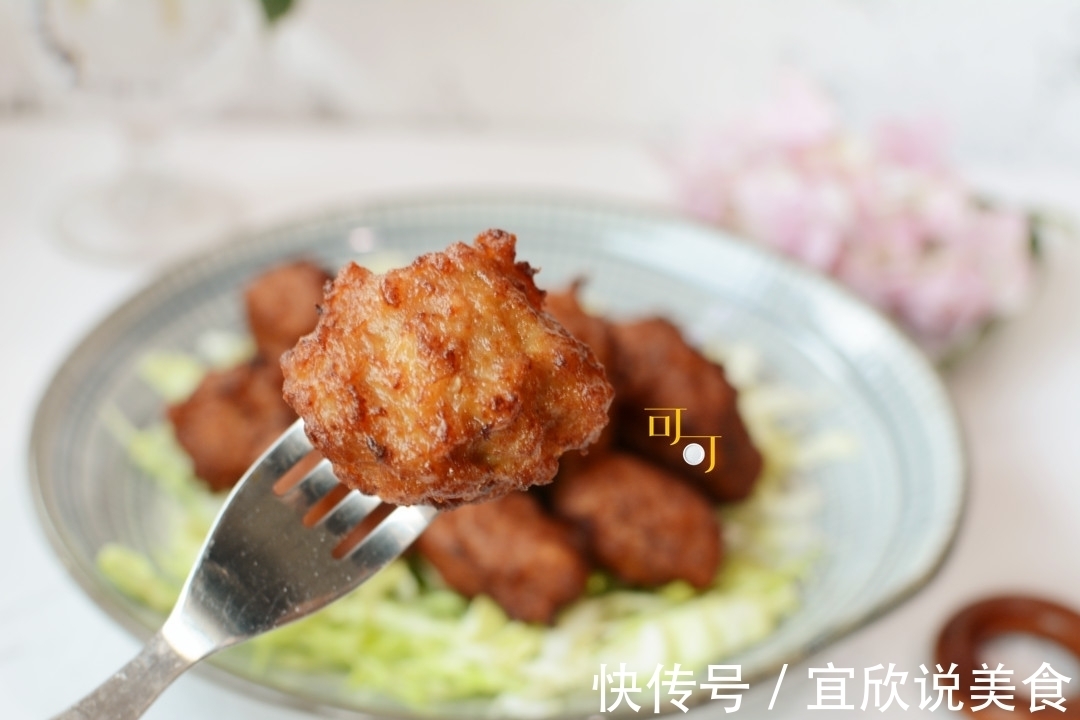秋天又可以大口吃肉了，干炸丸子做起来，一口一个，外焦里嫩