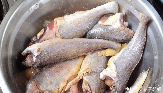 小黄鱼干煎后加一步,变身咸鲜微辣色香诱人的干烧小黄鱼