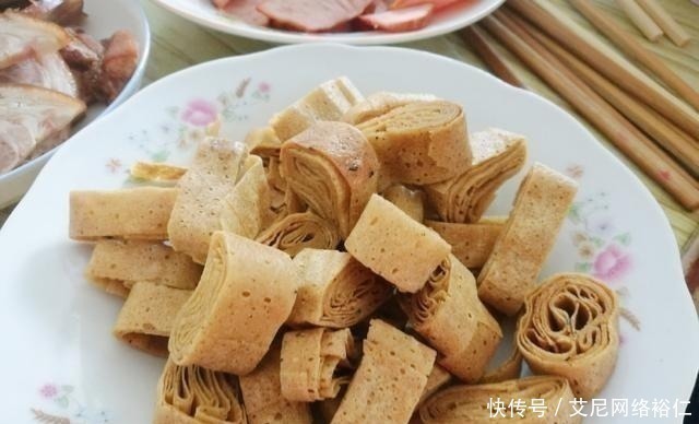 晒晒婆婆家的年夜饭，12道菜，荤素搭配有营养，简单好吃有味道