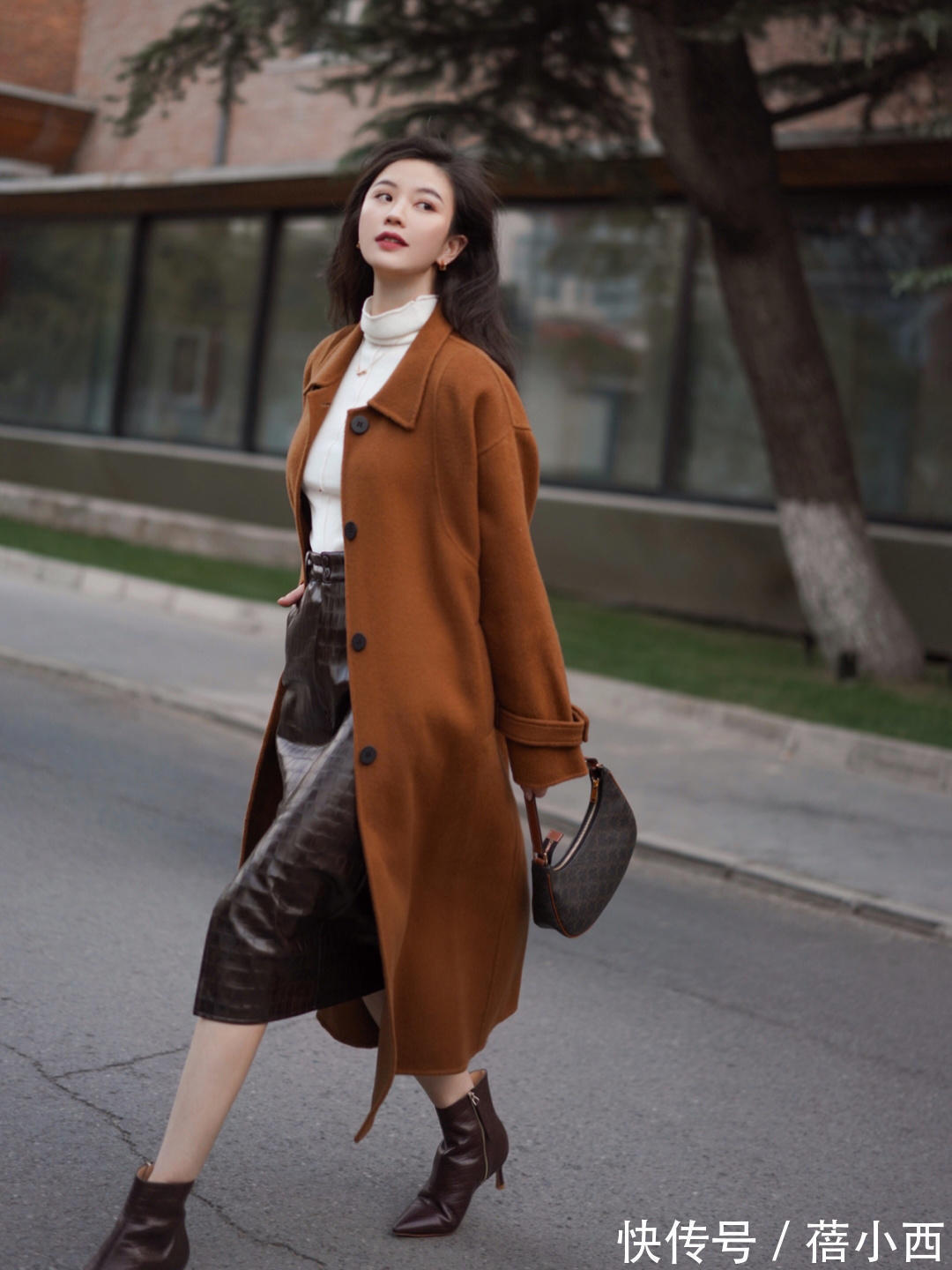 博主|穿大衣,不一定要配小黑裤才好看,搭配“半身裙”更时髦上档次