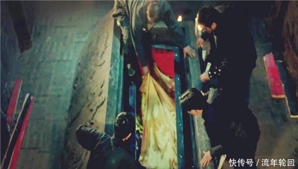 千年古墓被打开,东南角却发现坐着一个盗墓贼,专家:你看那油灯