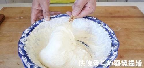 做饼时,别再用水和面了,试试新吃法,不揉面不擀面,比吃肉还香