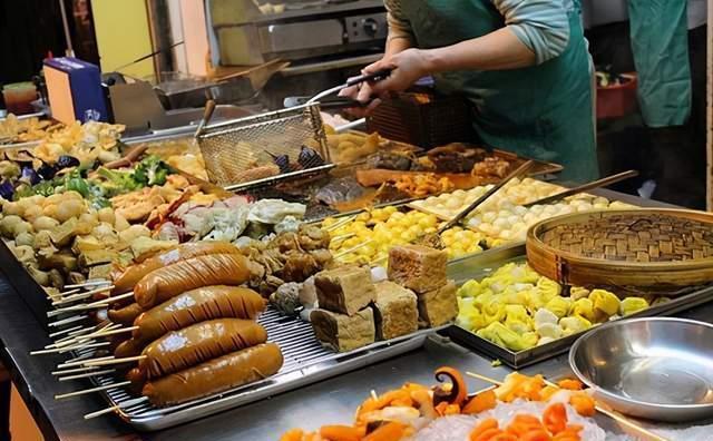  学生|学校门口开了十几年的路边摊，号称学生食堂，仍是记忆中的味道