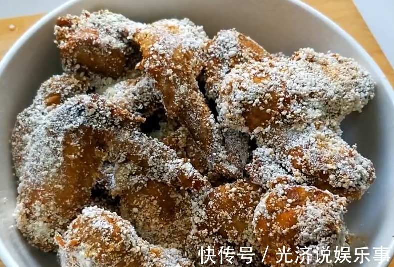 新吃法|1分钟学会鸡翅新吃法,外酥里嫩,肉嫩多汁,端上桌大家抢着吃