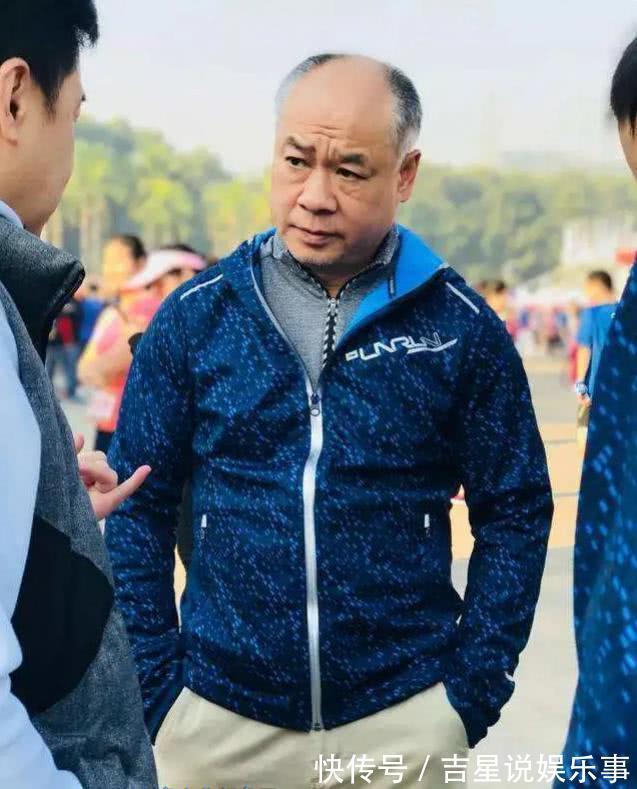 程飞|56岁李宁面容显老,亏损31亿后翻身百亿,如今儿女双全生活幸福!