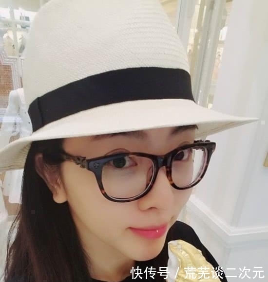 朗读者|李思思正式接棒董卿，成新晋央视综艺一姐，气场不够造型来凑