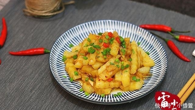 土豆最最最简单又好吃的做法,煮一煮,拌一拌,都说比肉还好吃
