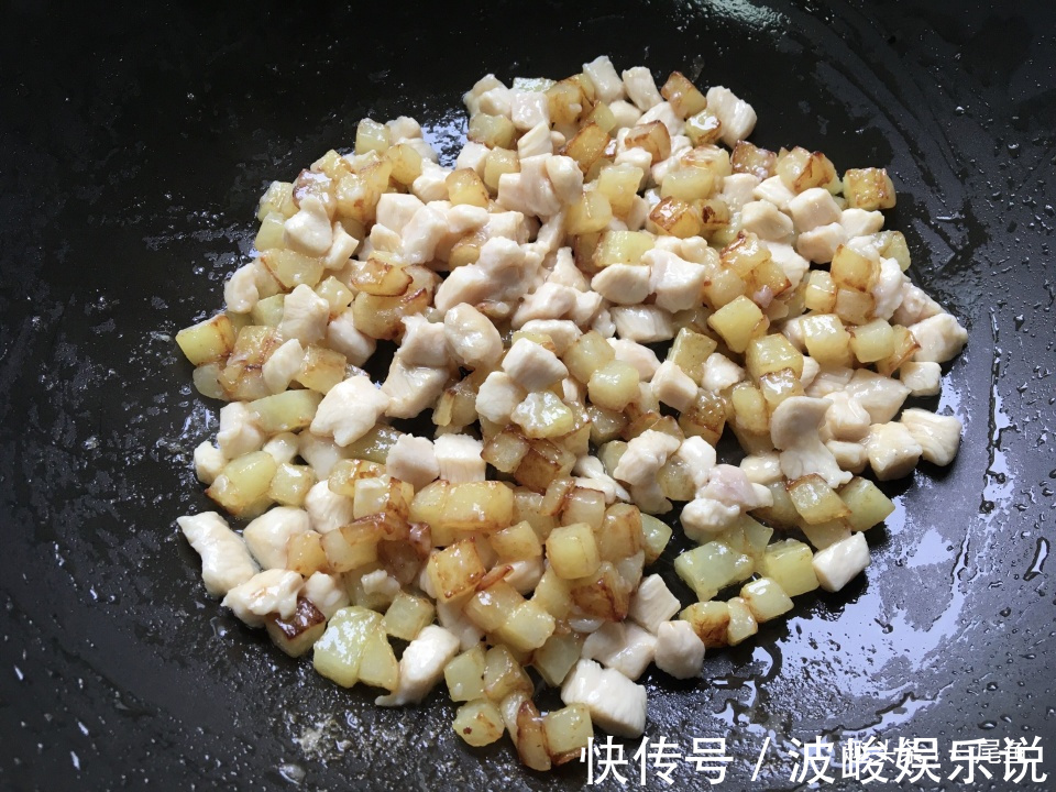 土豆和鸡肉天生一对，不加一滴水简单炒一炒，鲜美嫩滑好吃又解馋