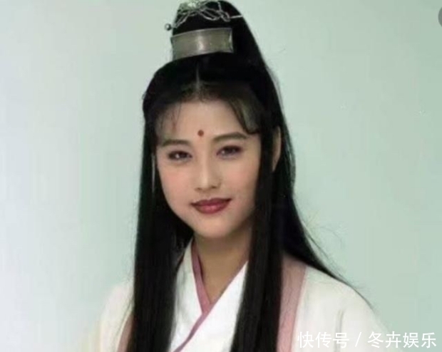 周海媚 “周芷若”周海媚秀厨艺,吃烤鸭不舍扔鸭架,独住豪宅内饰好老旧