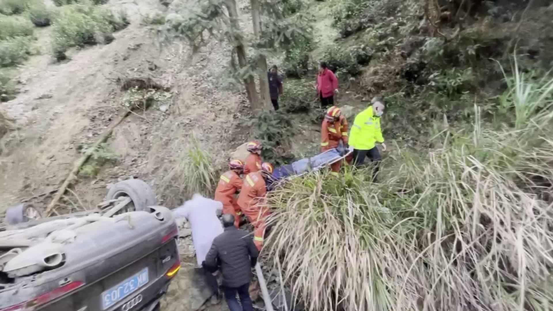 山坡|私家车滚下60米山坡！救援人员携装备、爬山路、下险坡开展施救工作~