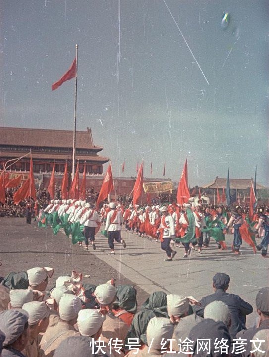 老照片1949年开国大典天安门广场上扭起了大秧歌