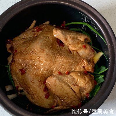 不加油和水的电饭锅煨鸡