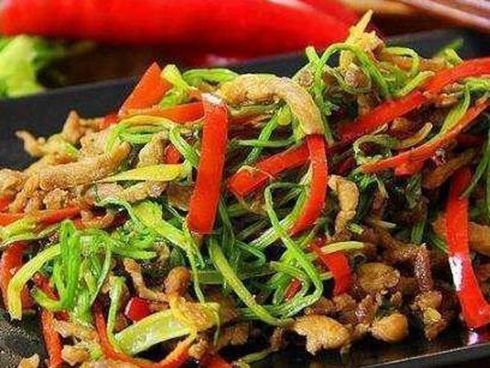 美食:香菇蒸鸡,香辣肉丝,肉片炒菜花,高升鸡翅