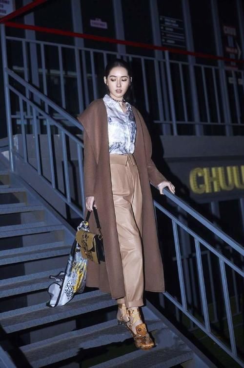 臃肿感|女明星太没架子，机场穿驼色大衣包裹严实，温度风度一把抓