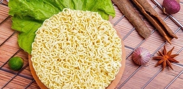 致癌|吃方便面没营养还致癌?别信传言,这次告诉你真正答案